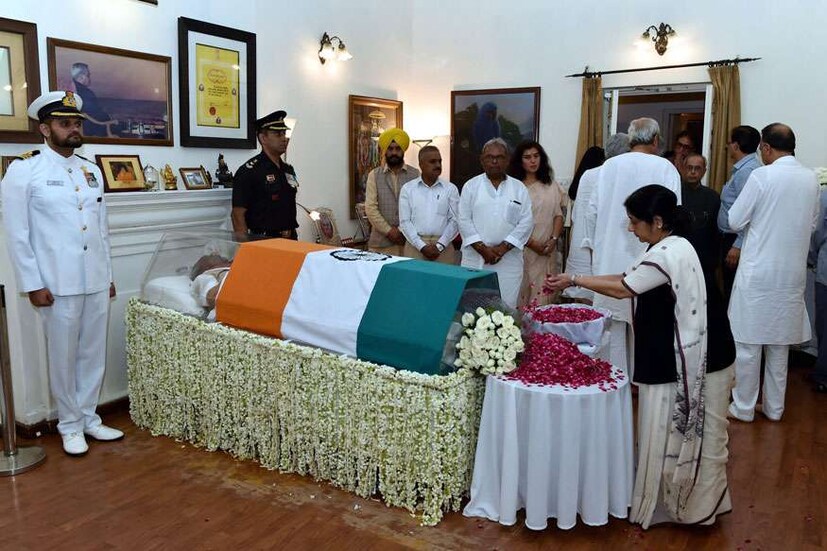  വിദേശകാര്യമന്ത്രി സുഷമ സ്വരാജ് ആദരമർപ്പിക്കുന്നു(ഫോട്ടോ- പിടിഐ)