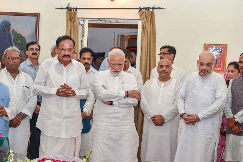  അന്തരിച്ച മുൻപ്രധാനമന്ത്രി അടൽബിഹാരി വാജ്പേയിക്ക് ആദരമർപ്പിക്കാന്‍ പ്രധാനമന്ത്രി നരേന്ദ്ര മോദി, ഉപരാഷ്ട്രപതി വെങ്കയ്യ നായിഡു, ബിജെപി അധ്യക്ഷൻ അമിത് ഷാ എന്നിവർ എത്തിയപ്പോൾ(ഫോട്ടോ-പിടിഐ)