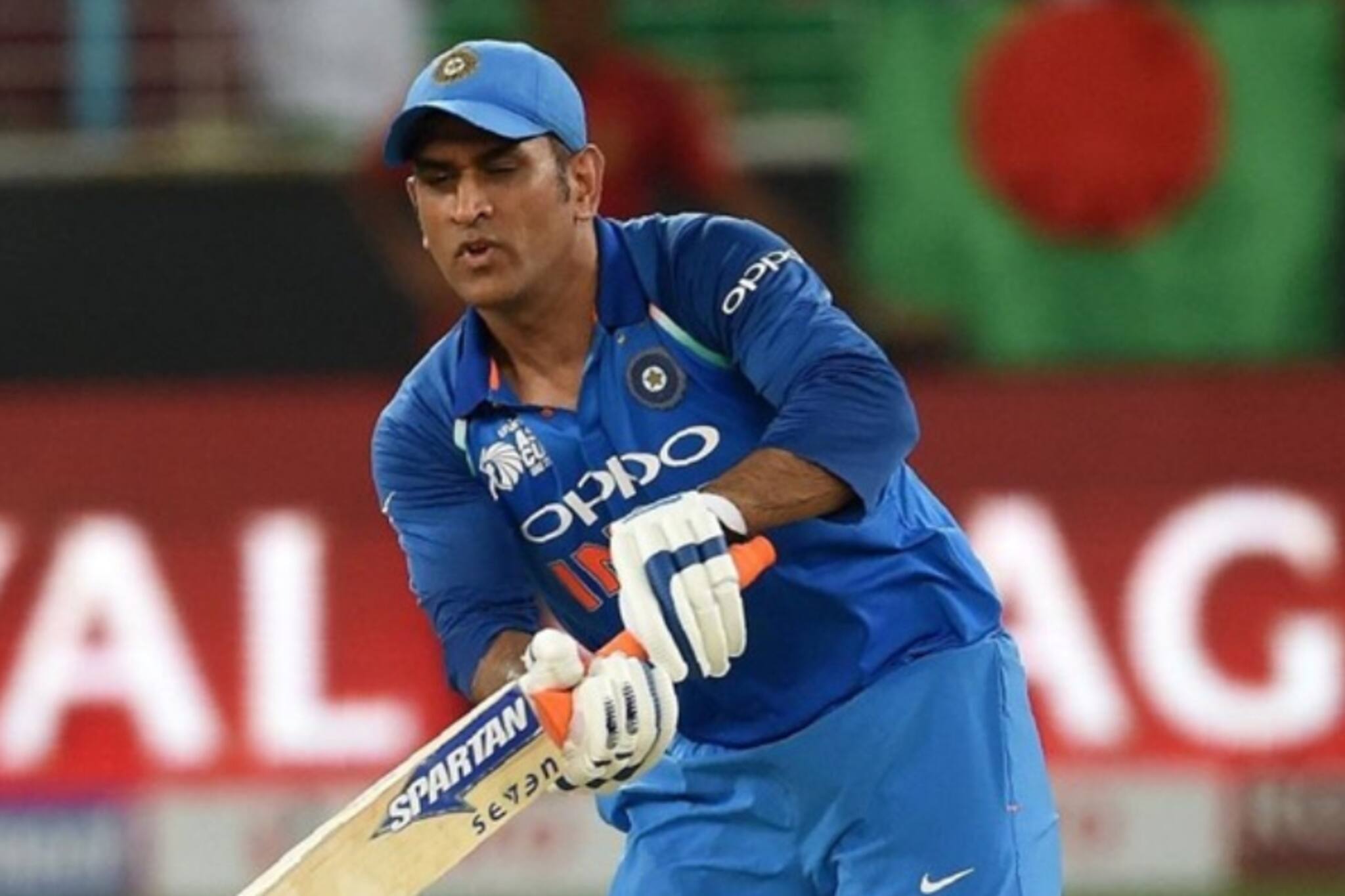 'വിമര്‍ശകര്‍ക്ക് മറുപടി'; സിക്‌സറിലൂടെ കളംപിടിച്ച് വീണ്ടും 'ഫിനിഷര്‍ ധോണി'