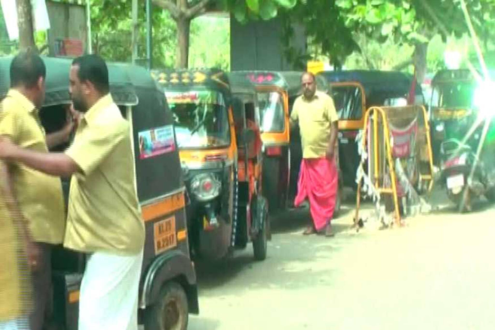 പ്രളയം കവര്‍ന്ന കേരളത്തിന് കൈത്താങ്ങാകാന്‍ ഓട്ടോക്കാരുടെ സ്‌നേഹയാത്ര