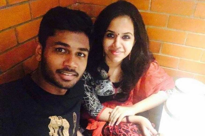  മാതൃഭൂമി തിരുവനന്തപുരം യൂണിറ്റ് സീനിയര്‍ ന്യൂസ് എഡിറ്ററുമായ ബി.രമേഷ് കുമാറിന്റെയും എല്‍.ഐ.സി. തിരുവനന്തപുരം ഡിവിഷണല്‍ ഓഫീസിലെ പി.ആന്‍ഡ് ജി.എസ്. വിഭാഗം ഡിവിഷണല്‍ മാനേജര്‍ ആര്‍.രാജശ്രീയുടെയും മകളാണ് ചാരുലത
