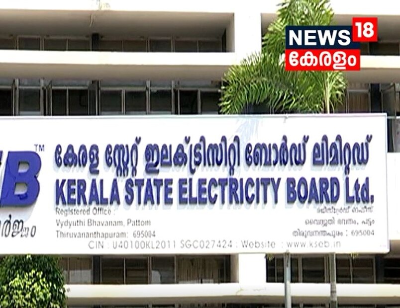  തിരുവനന്തപുരം: ദുരിതാശ്വാസനിധിയിലേക്ക് പിരിച്ച തുക വകമാറ്റിയെന്ന വിവാദത്തിന് മറുപടിയുമായി കെ.എസ്.ഇ.ബി. ജീവനക്കാരിൽനിന്ന് ഗഡുക്കളായി പിരിച്ച തുക ഒരുമിച്ച് അടയ്ക്കാൻവേണ്ടിയാണ് ഈ വർഷം ജൂലൈ വരെ സാവകാശമെടുത്തതെന്ന് കെ.എസ്.ഇ.ബി പുറത്തിറക്കിയ പത്രകുറിപ്പിൽ പറയുന്നു. ജീവനക്കാരിൽനിന്ന് 10 മാസംകൊണ്ട് പിരിഞ്ഞുകിട്ടിയ തുകയായ 132.46 കോടി രൂപ മുഖ്യമന്ത്രിയുടെ ദുരിതാശ്വാസനിധിയിലേക്ക് അടക്കാൻ എല്ലാ നടപടികളും കൈക്കൊണ്ടുവരവെയാണ് വാർത്ത വന്നത്. തുക കൈമാറാനുള്ള ചെക്ക് തയ്യാറാക്കാൻ ഓഗസ്റ്റ് 16ന് ബോർഡ് ചെയർമാൻ നിർദേശം നൽകിയിരുന്നുവെന്നും പത്രകുറിപ്പിൽ പറയുന്നു.