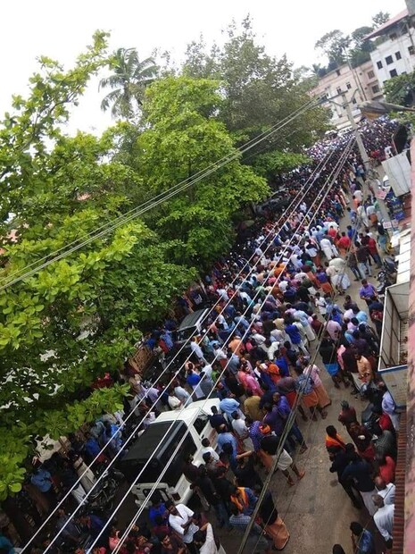  കേരളത്തിന്‍റെ വിവിധഭാഗങ്ങളിൽനിന്ന് എത്തിച്ചേർന്ന ആയിരകണക്കിന് വിശ്വാസികൾ ശരണം വിളിച്ചും അയ്യപ്പ സ്തുതികള്‍ പാടിയും പ്രതിഷേധത്തിന്‍റെ ഭാഗമായുള്ള നാമജപ യാത്രയിൽ അണിചേർന്നത്