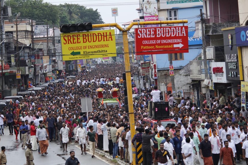  മാധ്യമപ്രചരണമോ, പ്രത്യേകിച്ചൊരു സംഘടനയുടെ പിന്തുണയോ ഇല്ലാതെ നടന്ന പ്രതിഷേധസൂചനകമായ നാമജപയാത്രയിൽ ആയിരകണക്കിന് വിശ്വാസികളാണ് അണിചേർന്നത്