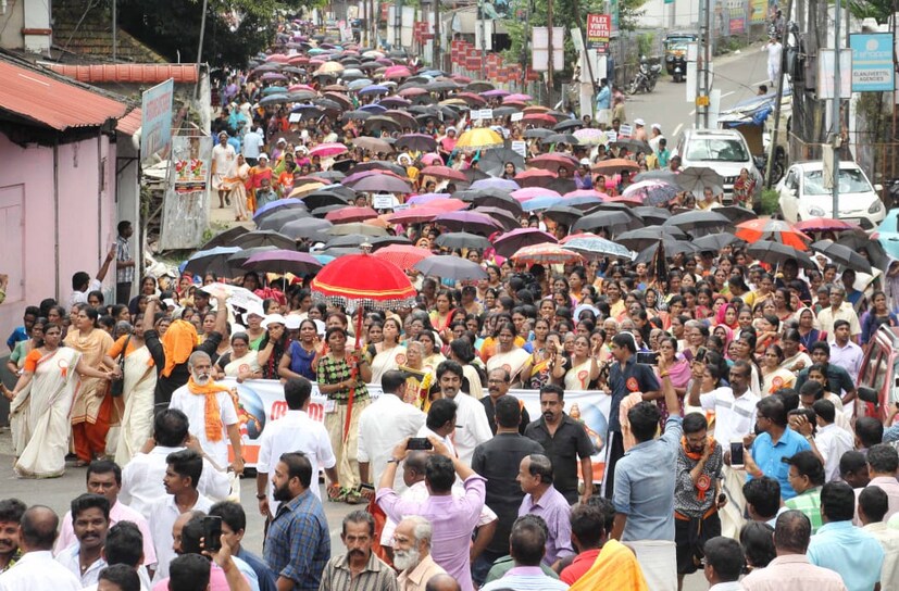  കോട്ടയം തിരുനക്കരയിലും എറണാകുളം തൃപ്പൂണിത്തുറയിലും ആലപ്പുഴ അമ്പലപ്പുഴയിലും നടന്ന നാമജപ ഘോഷയാത്രകളില്‍ സ്ത്രീകളടക്കം നൂറുകണക്കിന് പേര്‍ പങ്കെടുത്തു.