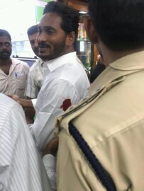 ജഗൻമോഹൻ റെഡ്ഡിയ്ക്ക് വിമാനത്താവളത്തിനുള്ളിൽവെച്ച് കുത്തേറ്റു- ചിത്രങ്ങൾ