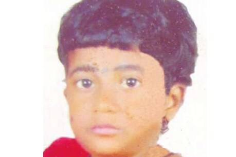 മകളെയും തോളിലിട്ട് ആശുപത്രിയിലെത്തിച്ചെങ്കിലും ജീവന് രക്ഷിക്കാനായില്ല മകളെയും തോളിലിട്ട് ആശുപത്രിയിലെത്തിച്ചെങ്കിലും ജീവന് രക്ഷിക്കാനായില്ല