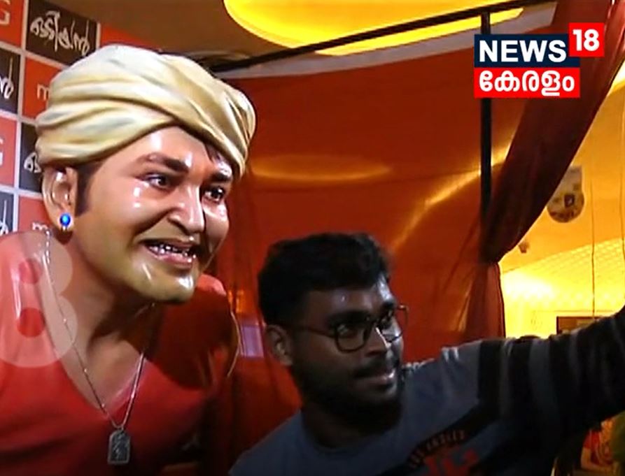 'മാണിക്യ'ത്തിന്‍റെ പ്രതിമ ഒരുക്കി ആരാധകൻ