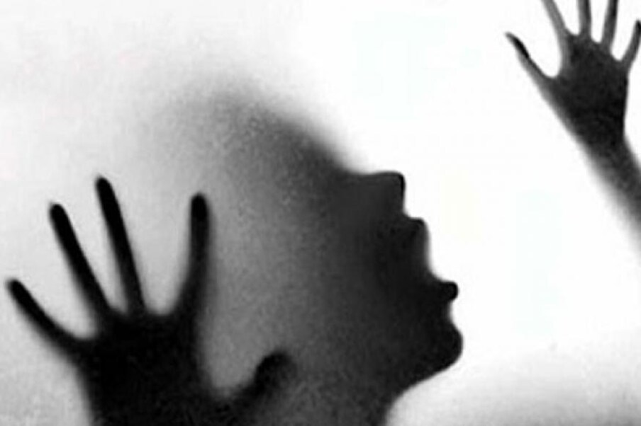  കണ്ണൂർ: ചന്ദനക്കാംപാറയിൽ സ്കൂൾ വിദ്യാർഥിനികളോട് അപമര്യാദയായി പെരുമാറിയ കായികാധ്യാപകൻ പോലീസ് പിടിയിലായി. എട്ട് വിദ്യാർഥികളാണ് ആണ് കായികാധ്യാപകൻ സജിക്കെതിരെ പരാതിയുമായി രംഗത്തെത്തിയത്. അധ്യാപകനെതിരെ പോക്സോ നിയമപ്രകാരമാണ് ആണ് കേസെടുത്തിരിക്കുന്നത്.