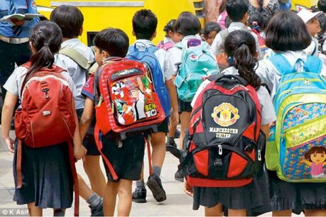 സ്കൂളുകളിൽ സാമ്പത്തികമായി പിന്നോക്കം നിൽക്കുന്ന വിദ്യാർഥികൾക്ക് സഹായങ്ങൾ പരസ്യമായി വിതരണം ചെയ്യാൻ പാടില്ല: പൊതു വിദ്യാഭ്യാസ ഡയറക്ടർ സ്കൂളുകളിൽ സാമ്പത്തികമായി പിന്നോക്കം നിൽക്കുന്ന വിദ്യാർഥികൾക്ക് സഹായങ്ങൾ പരസ്യമായി വിതരണം ചെയ്യാൻ പാടില്ല: പൊതു വിദ്യാഭ്യാസ ഡയറക്ടർ