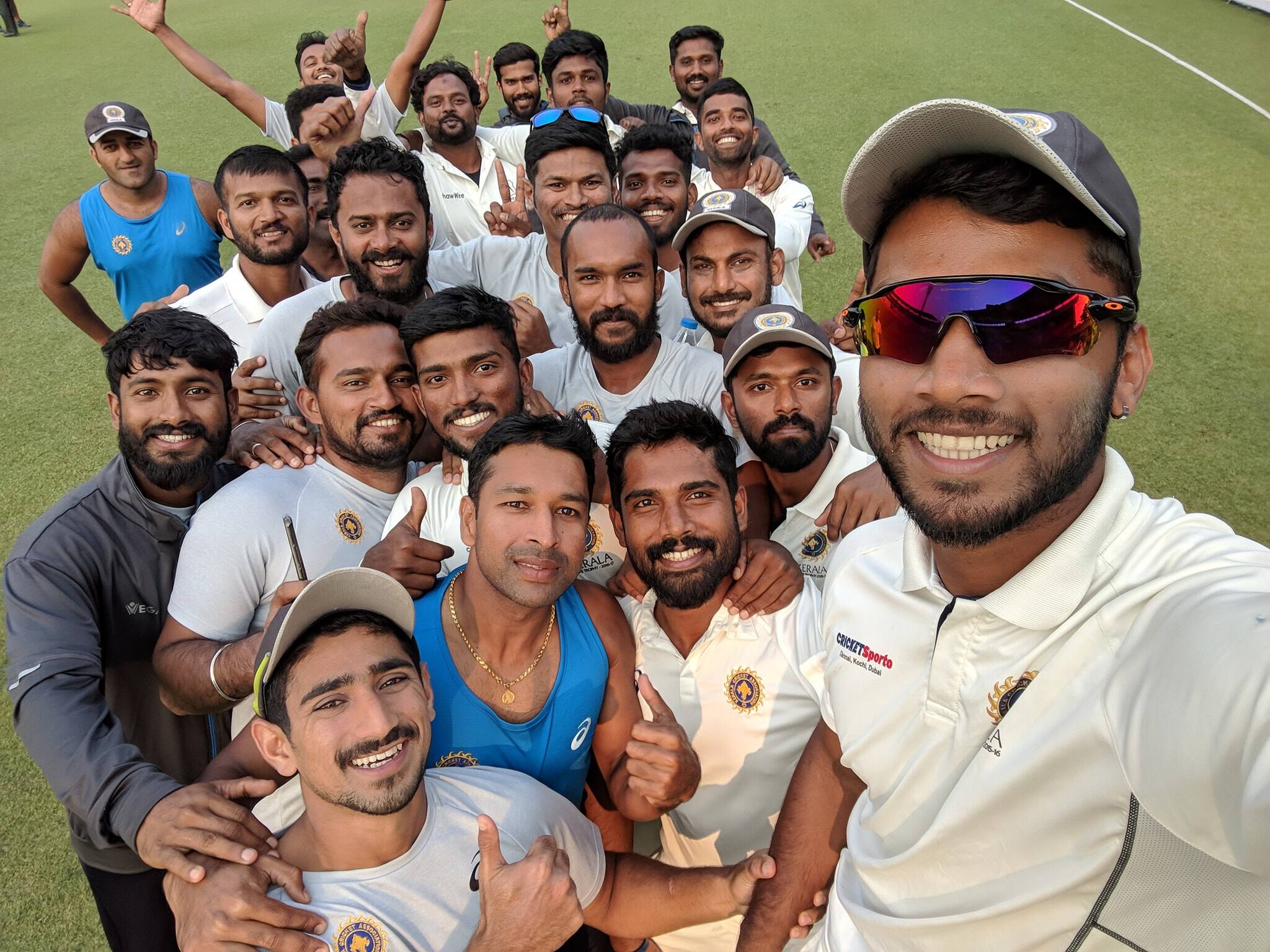 രഞ്ജി ചരിത്രത്തില് ബംഗാളിനെതിരെ ആദ്യ ജയം സ്വന്തമാക്കിയ കേരള താരങ്ങള് ഫോട്ടോ കടപ്പാട്/ രാകേഷ് ബി മേനോന് എഫ്ബി രഞ്ജി ചരിത്രത്തില് ബംഗാളിനെതിരെ ആദ്യ ജയം സ്വന്തമാക്കിയ കേരള താരങ്ങള് ഫോട്ടോ കടപ്പാട്/ രാകേഷ് ബി മേനോന് എഫ്ബി