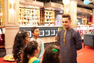 ധാരാവിയിലെ കുട്ടികള്‍ക്കൊപ്പം ആടിയും പാടിയും കോഹ്‌ലിയുടെയും സംഘത്തിന്റെയും ദീപാവലി ആഘോഷം