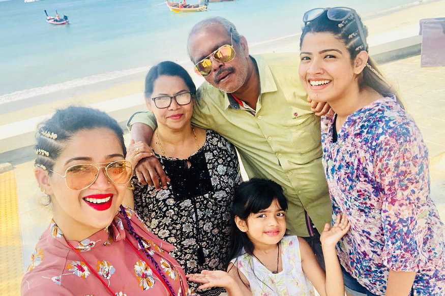  ഓരോരുത്തരും വ്യത്യസ്‍തരായാണ് ജനിക്കുന്നത്. അഭിരാമിയുടെ കാര്യത്തിൽ താടിയെല്ല് അൽപ്പം മുന്നോട്ടായ പ്രോഗ്‌നാത്തിസം എന്ന അവസ്ഥയുണ്ട്. എന്നാൽ അതിന്റെ പേര് പറഞ്ഞു പോലും കളിയാക്കുന്നവർ ഉണ്ടെന്ന് അഭിരാമി. അടുത്തിടെ അഭിരാമിയുടെ അഭിമുഖം പ്രസിദ്ധീകരിച്ചു വന്ന ആർട്ടിക്കിളിന് താഴെ പോലും ഇമ്മാതിരി കമന്റുകൾ എത്തി. ശേഷം തന്റെ ഇൻസ്റ്റാഗ്രാം പേജിൽ അഭിരാമി തുറന്ന പ്രതികരണം നടത്തി
