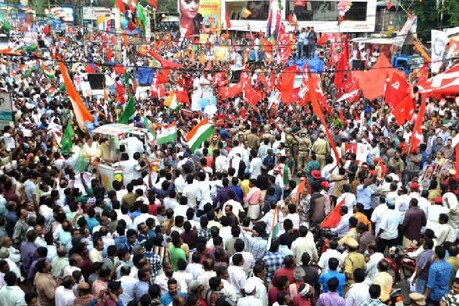 പരസ്യ പ്രചാരണത്തിന് ഇനി മൂന്നു നാള് മാത്രം; ദേശീയ നേതാക്കളുമായി കളംപിടിക്കാന് മുന്നണികള് പരസ്യ പ്രചാരണത്തിന് ഇനി മൂന്നു നാള് മാത്രം; ദേശീയ നേതാക്കളുമായി കളംപിടിക്കാന് മുന്നണികള്