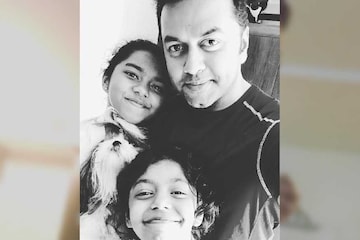 ഇന്ദ്രജിത്തിന്റെ തലമുടിയിൽ പരീക്ഷണം നടത്തി മക്കൾ ഇന്ദ്രജിത്തിന്റെ തലമുടിയിൽ പരീക്ഷണം നടത്തി മക്കൾ