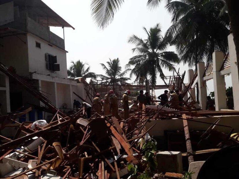  കണ്ണൂർ തോട്ടട ബീച്ചിലെ സ്വകാര്യ റിസോർട്ടിന്‍റെ മേൽക്കൂരയാണ് തകർന്നുവീണത്