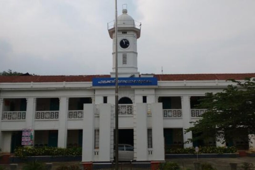  ബി.ജെ.പി. അംഗങ്ങളുടെ ഗുണ്ടായിസം അനുവദിക്കില്ലെന്നും പ്രമേയം പാസാക്കുന്നത് വരെ നഗരസഭാ നടപടികളുമായി സഹകരിക്കില്ലെന്നും പ്രതിപക്ഷ കൗൺസിലർമാർ പറഞ്ഞു. കൗൺസിൽ വീണ്ടും ചേർന്നെങ്കിലും ബഹളം ശക്തമായതോടെ പിരിഞ്ഞു.