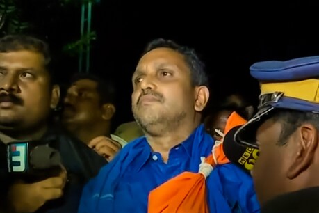 സുരേന്ദ്രനെ കോഴിക്കോട്ടേക്ക് കൊണ്ടുപോയി; നാളെ കണ്ണൂർ കോടതിയിൽ ഹാജരാക്കും സുരേന്ദ്രനെ കോഴിക്കോട്ടേക്ക് കൊണ്ടുപോയി; നാളെ കണ്ണൂർ കോടതിയിൽ ഹാജരാക്കും