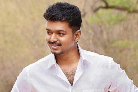 ആരാധകരെ തൊട്ട ശേഷം വിജയ് ഡെറ്റോൾ കൊണ്ട് കൈ കഴുകുന്നു; വിവാദ പ്രസ്താവനയുമായി സംവിധായകൻ ആരാധകരെ തൊട്ട ശേഷം വിജയ് ഡെറ്റോൾ കൊണ്ട് കൈ കഴുകുന്നു; വിവാദ പ്രസ്താവനയുമായി സംവിധായകൻ
