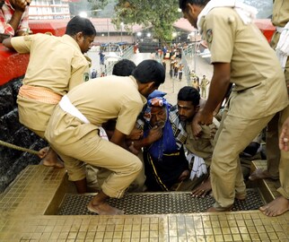 അയ്യനേ വണങ്ങാൻ കൈത്താങ്ങായി പൊലീസ് അയ്യനേ വണങ്ങാൻ കൈത്താങ്ങായി പൊലീസ്