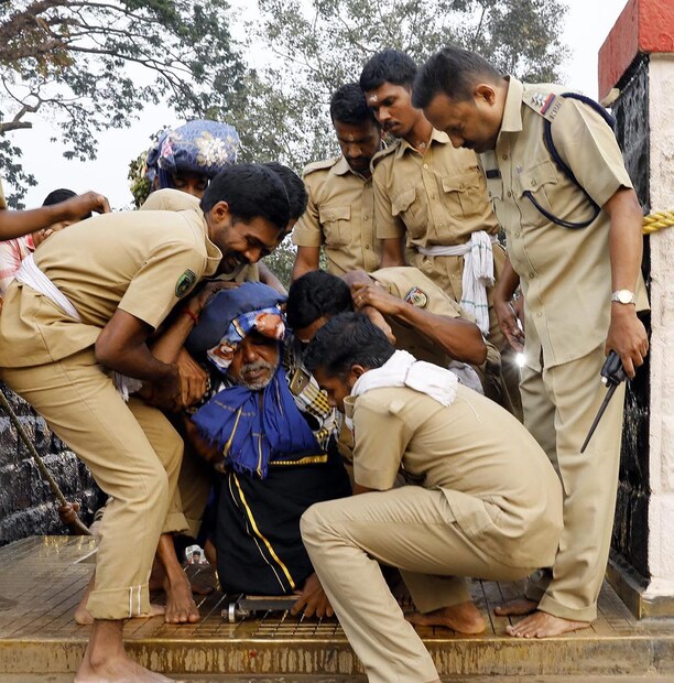  പൊലീസിന്‌‍റെ സഹായത്തോടെ പതിനെട്ടാം പടി കയറിയെത്തുന്നു