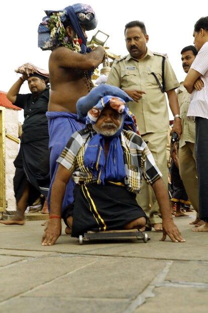  സഹായിക്ക് പൊലീസ് നിർദ്ദേശങ്ങൾ നൽകുന്നു