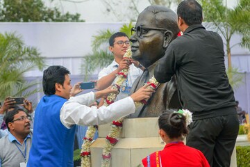 അംബേദ്ക്കറിന് ആദരവുമായി രാഷ്ട്രീയ നേതാക്കൾ‌