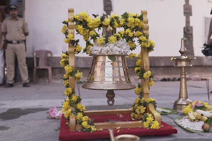  ചിത്രീകരണത്തിൽ രഥത്തിൽ കെട്ടാനുള്ള മണിയുടെ പൂജയാണ് കഴിഞ്ഞത്