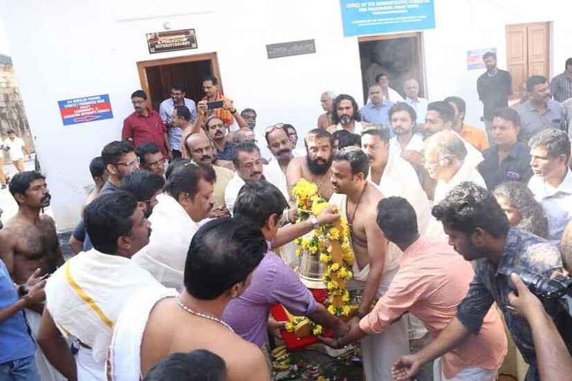  സുരേഷ് ഗോപി, ബി. ഉണ്ണികൃഷ്ണൻ, ഇന്ദ്രൻസ്, ബി. ജയമോഹൻ തുടങ്ങിയവർ ചേർന്ന് പൂജിച്ച മണി സ്വീകരിച്ചു