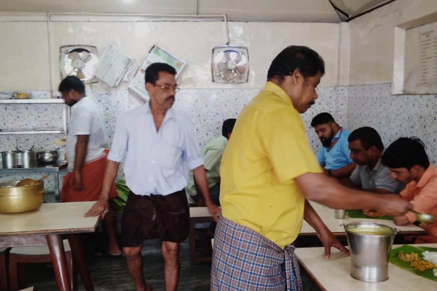 38 വർഷമായി ഇവിടെ ജോലി ചെയ്യുന്ന ദിവാകരൻ ചേട്ടനും കുഞ്ഞുമോൻ ചേട്ടനും ആളുകളുടെ മനസ്സറിഞ്ഞാണ് വിഭവങ്ങൾ ഒരുക്കുന്നതും വിളമ്പുന്നതും 38 വർഷമായി ഇവിടെ ജോലി ചെയ്യുന്ന ദിവാകരൻ ചേട്ടനും കുഞ്ഞുമോൻ ചേട്ടനും ആളുകളുടെ മനസ്സറിഞ്ഞാണ് വിഭവങ്ങൾ ഒരുക്കുന്നതും വിളമ്പുന്നതും