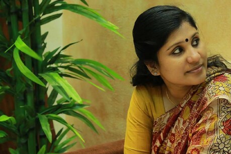 'ബയോ'ഡേറ്റയും കക്കാൻ തുടങ്ങിയോന്ന് ചോദിച്ച് വരുന്ന നിഷ്കളങ്കജന്മങ്ങളേ.... ധ്വജപ്രണാമം; മറുപടിയുമായി ദീപ നിശാന്ത് 'ബയോ'ഡേറ്റയും കക്കാൻ തുടങ്ങിയോന്ന് ചോദിച്ച് വരുന്ന നിഷ്കളങ്കജന്മങ്ങളേ.... ധ്വജപ്രണാമം; മറുപടിയുമായി ദീപ നിശാന്ത്