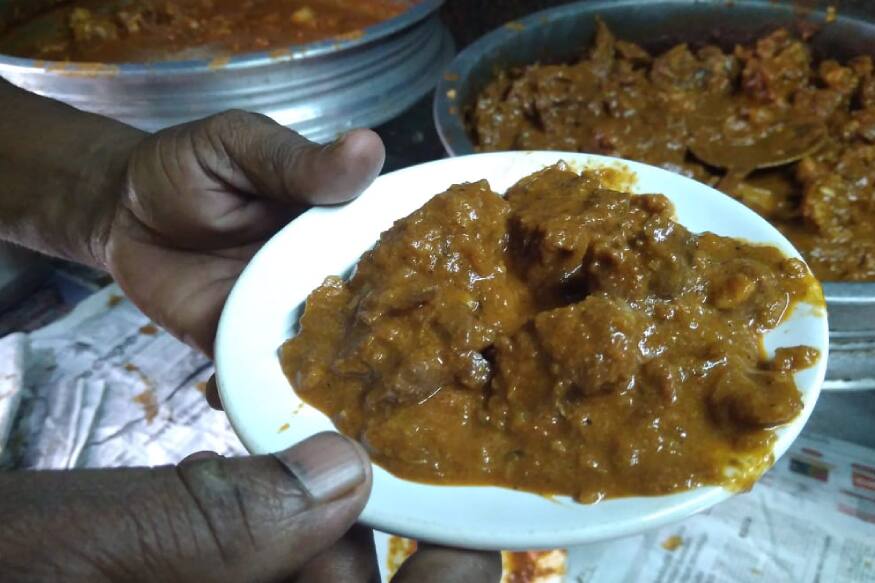 മട്ടൻ ബിരിയാണി, മട്ടൻ റോസ്റ്റ് , കറി, ലിവർ, ബ്രെയിൻ തുടങ്ങിയവയാണ് പ്രധാന വിഭവങ്ങൾ. വൈകുന്നേരങ്ങളിൽ മട്ടൻ സൂപ്പും നൽകാറുണ്ട് മട്ടൻ ബിരിയാണി, മട്ടൻ റോസ്റ്റ് , കറി, ലിവർ, ബ്രെയിൻ തുടങ്ങിയവയാണ് പ്രധാന വിഭവങ്ങൾ. വൈകുന്നേരങ്ങളിൽ മട്ടൻ സൂപ്പും നൽകാറുണ്ട്