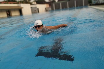 PHOTOS- റെക്കോര്‍ഡുകള്‍ നീന്തിപ്പിടിച്ച് 78 കാരന്‍ പ്രൊഫസർ