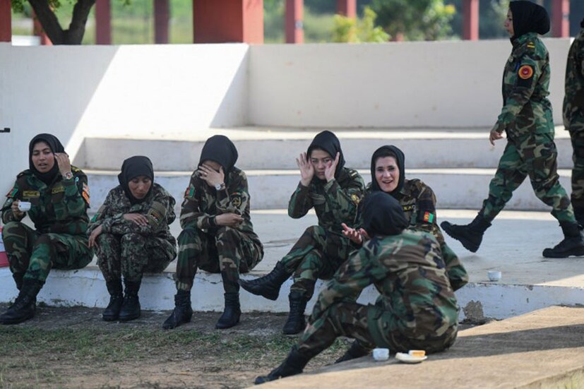  പരിശീലനത്തിനിടെ വിശ്രമിത്തിൽ ഏർപ്പെട്ടിരിക്കുന്ന സേനാംഗങ്ങൾ