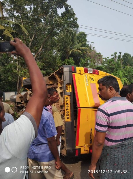  രാമങ്കരി സഹൃദയ സ്‌പെഷ്യൽ സ്കൂളിന്റെ ബസ് ആണ് അപകടത്തിൽപെട്ടത്