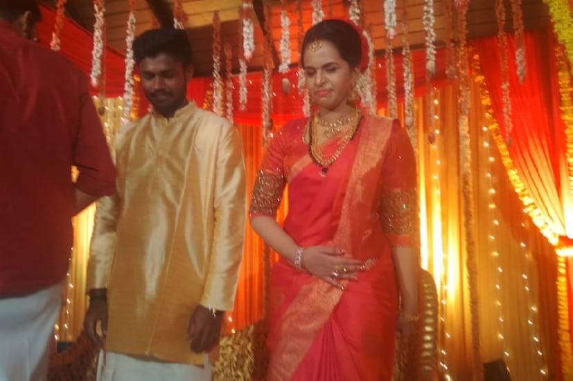  വെങ്ങാനൂരില്‍ താമസിക്കുന്ന സഞ്ജു ഡല്‍ഹി പോലീസില്‍ ഉദ്യോഗസ്ഥനായിരുന്ന വിശ്വനാഥന്‍ സാംസണിന്റെയും ലിജിയുടെയും മകനാണ്