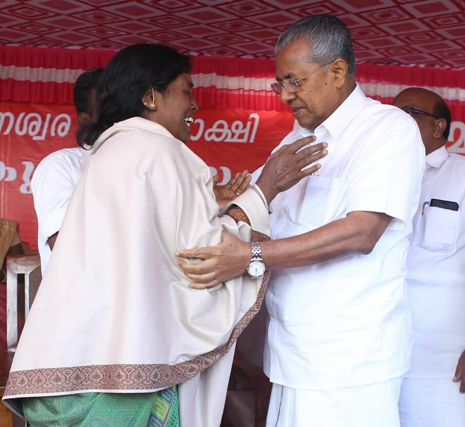  അഭിമന്യുവിന്‍റെ അമ്മ മുഖ്യമന്ത്രിക്ക് ഒപ്പം