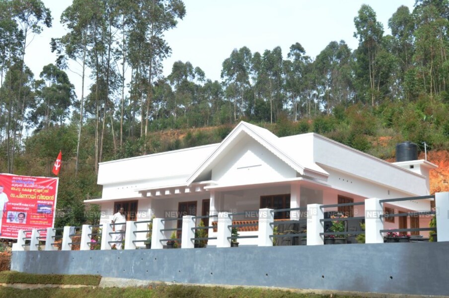  അഭിമന്യുവിന്‍റെ അച്ഛനും അമ്മയും അടങ്ങുന്ന കുടുംബത്തിനാണ് വീട് നിർമിച്ചു നൽകിയത്