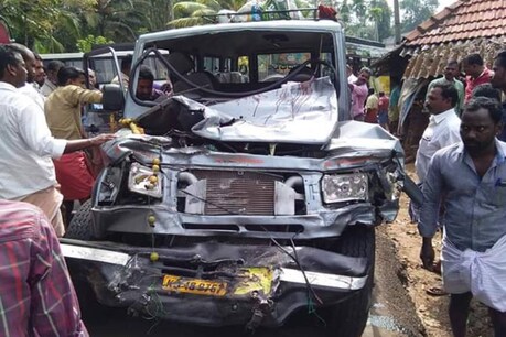 പാലായിൽ ആംബുലൻസ് ഇടിച്ച് വഴിയാത്രക്കാരൻ മരിച്ചു; 5 അയ്യപ്പഭക്തർ മെഡിക്കൽ കോളേജാശുപത്രിയിൽ പാലായിൽ ആംബുലൻസ് ഇടിച്ച് വഴിയാത്രക്കാരൻ മരിച്ചു; 5 അയ്യപ്പഭക്തർ മെഡിക്കൽ കോളേജാശുപത്രിയിൽ