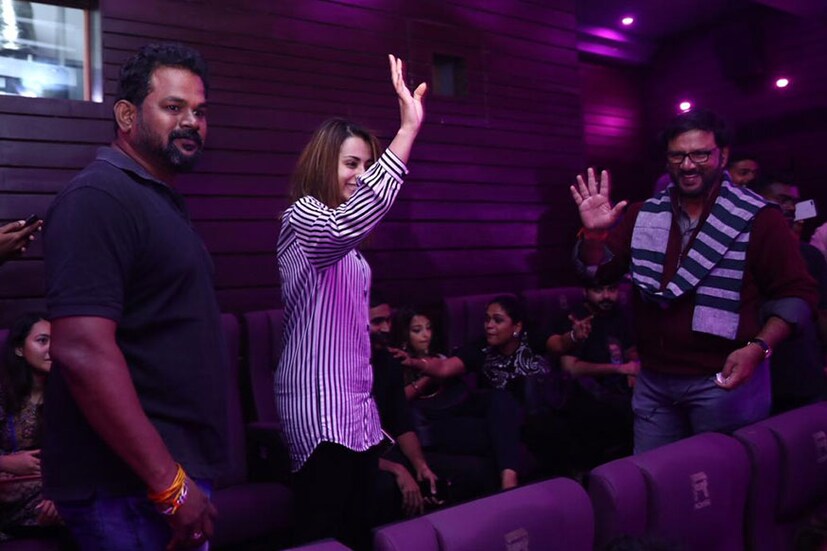  ചിത്രം കാണാൻ എത്തിയ തൃഷ ആരാധകരെ അഭിവാദ്യം ചെയ്യുന്നു