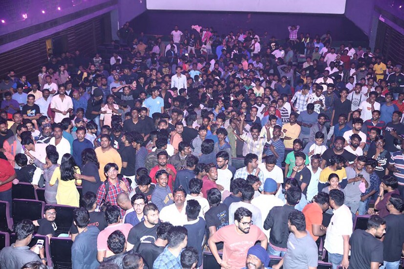  ആദ്യ പ്രദർശനത്തിന് രോഹിണി തിയറ്ററിൽ പേട്ട കാണാൻ എത്തിയവർ