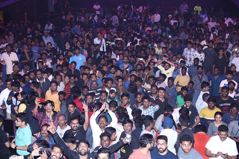  രജനികാന്തിന്റെ കുടുംബത്തോടൊപ്പം ചിത്രം കാണുന്ന ആരാധകര്‍