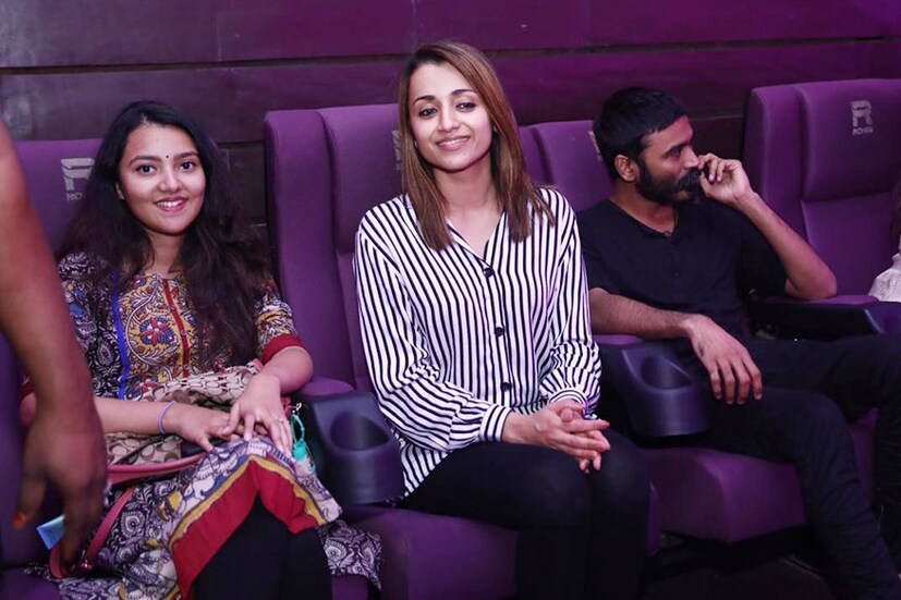  രോഹണി തിയറ്ററിൽ ചിത്രം ആസ്വദിക്കുന്ന തൃഷയും ധനുഷും