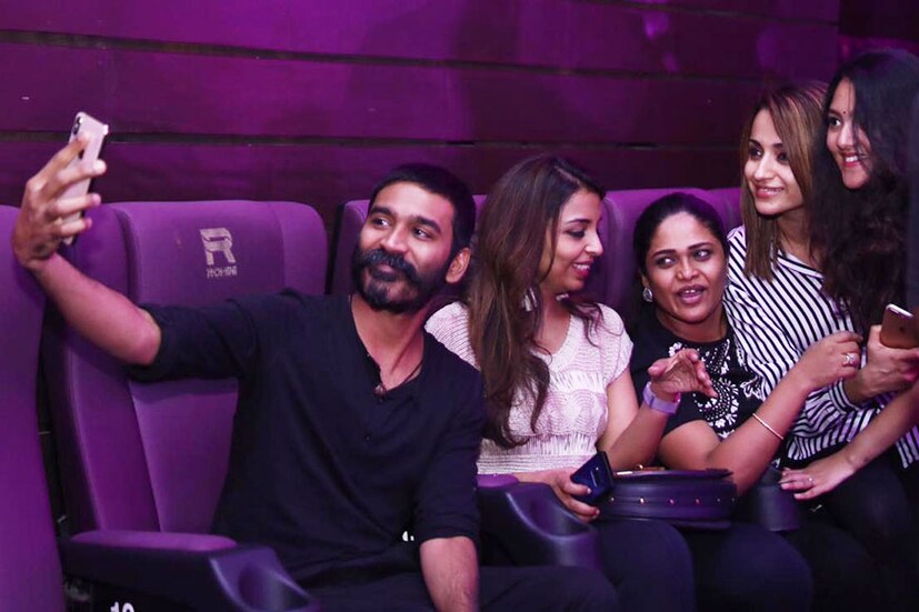  തൃഷയും മറ്റ് കുടുംബാംഗങ്ങളോടുമൊപ്പം സെൽഫി എടുക്കുന്ന ധനുഷ്