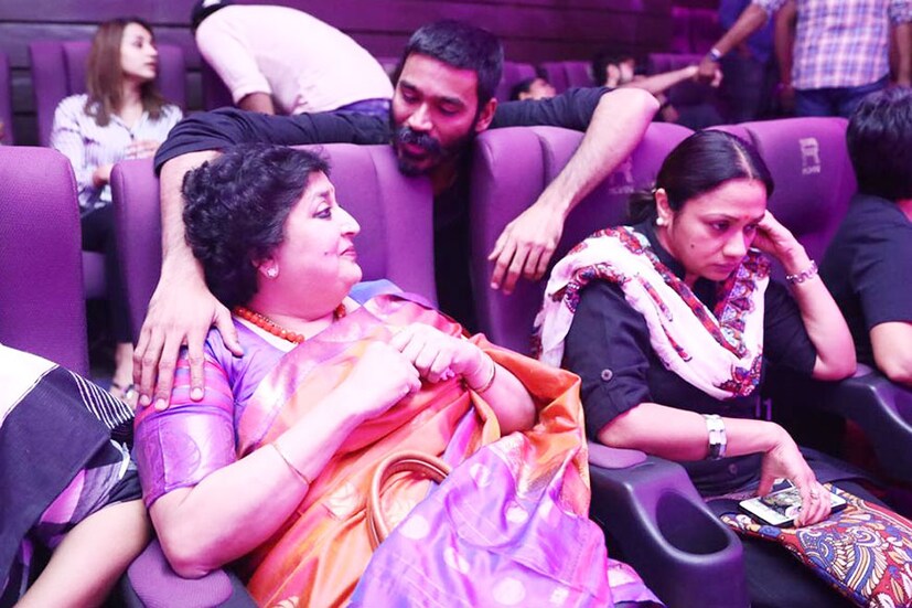  സിനിമക്കിടയില്‍ ലത രജനികാന്തുമായി സംസാരിക്കുന്ന ധനുഷ്