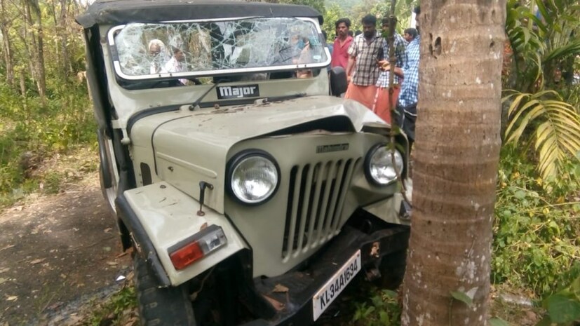  പള്ളിയില്‍ വേദ പഠനത്തിനെത്തിയ കുട്ടികളുമായി വീട്ടിലേക്ക് മടങ്ങുന്നതിനിടെയായിരുന്നു അപകടം. നിയന്ത്രണം വിട്ട് റോഡില്‍ നിന്നും തെന്നിമാറിയ ജീപ്പ് സമീപത്തെ തെങ്ങില്‍ ഇടിക്കുകയായിരുന്നു.