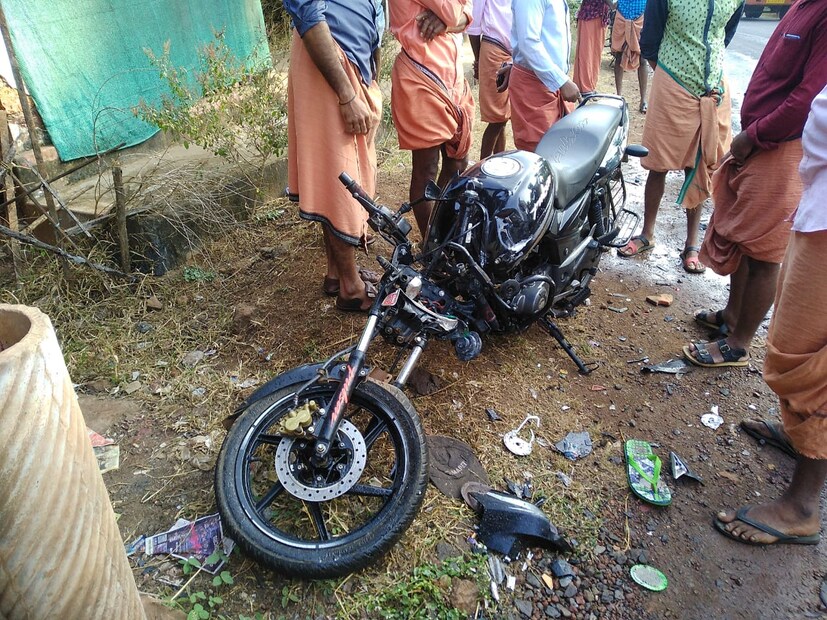  അമിത വേഗതയാണ് അപകടത്തിന് കാരണമായതെന്ന് ദൃക്സാക്ഷികൾ പറയുന്നു. കൂട്ടിയിടിയുടെ ആഘാതത്തിൽ ബൈക്കുകൾ തകർന്നു.