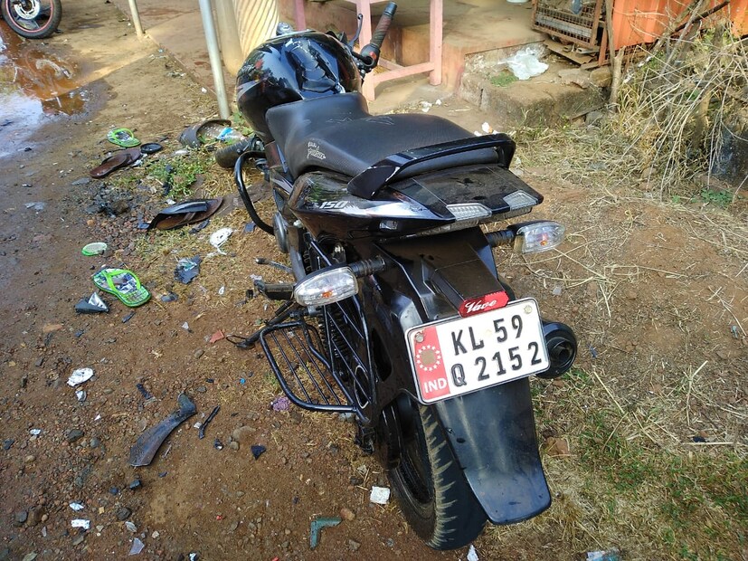  രാഹുൽ ഓടിച്ചിരുന്ന ബുള്ളറ്റും അഖിലേഷിന്‍റെ പൾസർ ബൈക്കും തമ്മിൽ കൂട്ടിയിടിക്കുകയായിരുന്നു. രാവിലെ 8.15ഓടെ പൊന്നമ്പാറ ടൌണിലാണ് സംഭവം.