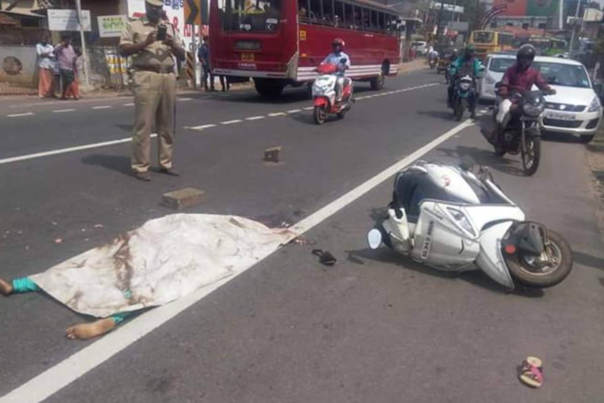 കോട്ടയത്ത് സ്കൂട്ടറില്‍ ലോറിയിടിച്ച് വീട്ടമ്മ മരിച്ചു; ഭർത്താവും കുട്ടികളും അത്ഭുതകരമായി രക്ഷപെട്ടു