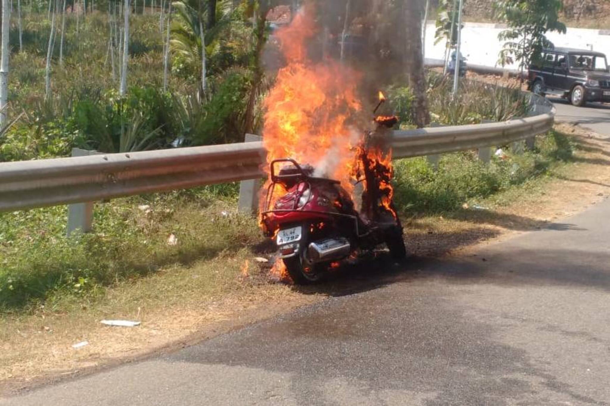 ഓടിക്കൊണ്ടിരുന്ന സ്‌കൂട്ടർ കത്തി നശിച്ചു